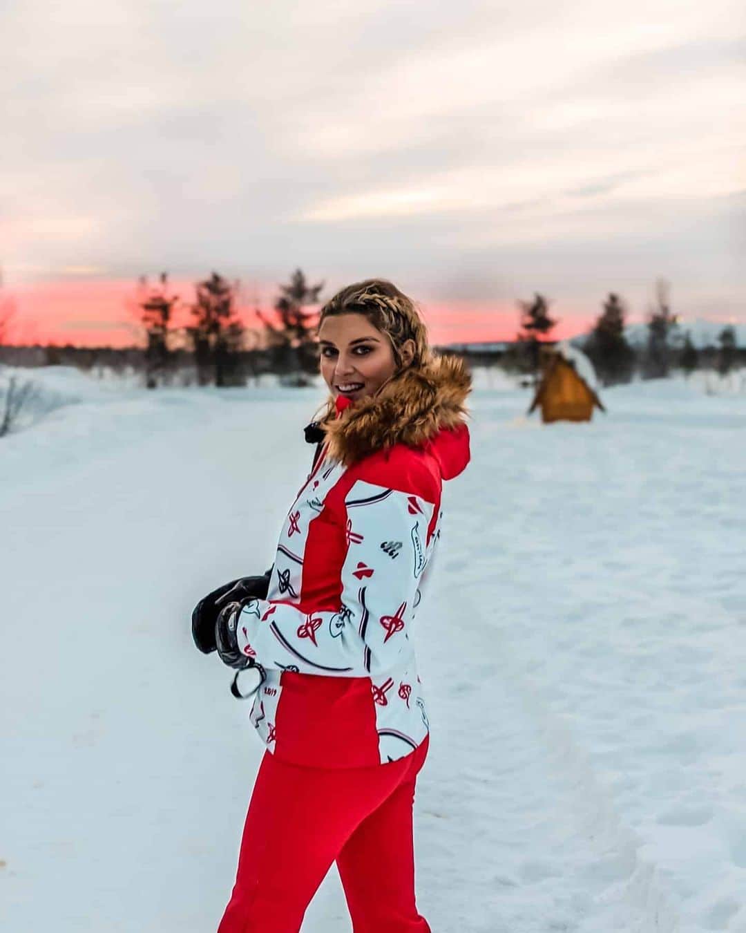Ashley Jamesさんのインスタグラム写真 - (Ashley JamesInstagram)「AD: Giveaway.  First full day in the snow complete, and I was warm and cosy thanks to this @henri_duvillard jacket and trousers from @ellisbrigham. I went into the store having never needed anything for the cold before, and not only were they so helpful, they gifted me the jacket and coat and agreed to do a giveaway so one of you guys can win this same outfit. ❤️ I excitedly mentioned it on stories the other day and know a lot of you were so excited, and wish I could pick all of you. So to get involved just follow these accounts: @littleblackskibook @ellisbrigham @henri_duvillard and then drop me a comment. I'll ask them to pick the winner in a couple of days so it's completely impartial. 🙂🇫🇮🤞🏼❤️ I ended up buying glove liners, mittens, sock liners, thermals and almost everything else I could see for warmth, so if you're going to a cold place for the first time let me know and I can probably advise you now. This photo was taken at 10am, just as the sun was rising. So beautiful here. 😍🇫🇮🖤 #finland #ski #sauna」1月12日 1時24分 - ashleylouisejames