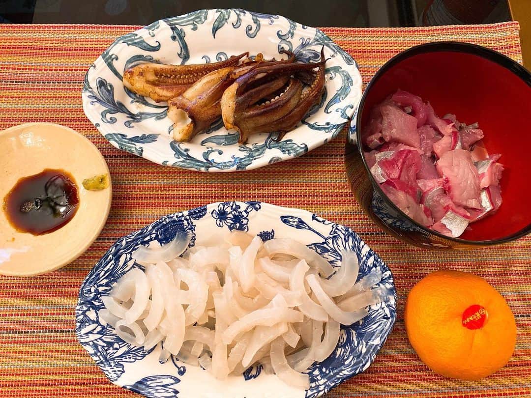 里美ゆりあのインスタグラム：「釣ってきた寒サバとスルメイカを刺身とバター醤油で^^ この時期のサバはめちゃ美味しい😋 次はカワハギ大会頑張るぞ！ ギリシャで買ったお皿に盛り付け #寒サバ #サバ #スルメイカ #イカ  #釣り #海釣り #刺身 #バター醤油 #三枚おろし #報知新聞載るらしい」