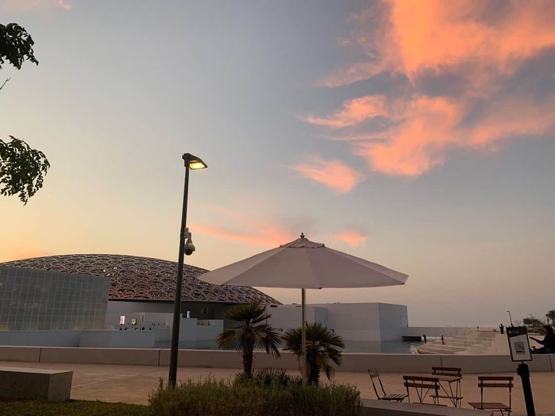 佐藤仁美さんのインスタグラム写真 - (佐藤仁美Instagram)「Throwback Abu Dhabi.  ルーブルアブダビにあるオープンカフェ。 @louvreabudhabi  白い建物と水色の海、赤い夕陽のコントラストがとても幻想的で美しい癒しの空間。  アブダビを訪れる多くの日本人にこの景色を伝えたいです。  #louvreabudhabi  #cafè  #relaxtime  #UAE」1月12日 1時34分 - miss_japan_hitomi