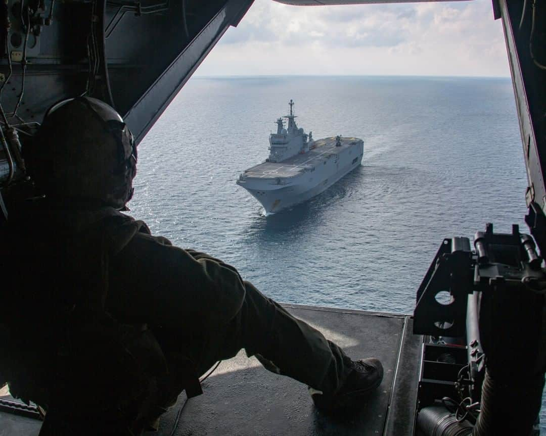 アメリカ海兵隊さんのインスタグラム写真 - (アメリカ海兵隊Instagram)「Au Revoir  A Marine with Special Purpose Marine Air-Ground Task Force-Crisis Response-Africa 20.1, @usmcfea, observes the French amphibious assault ship Dixmude in the Atlantic Ocean. (U.S. Marine Corps photo by Cpl. Kenny Gomez)  #Military #USMC #Marines @marinenationale」1月12日 2時00分 - marines