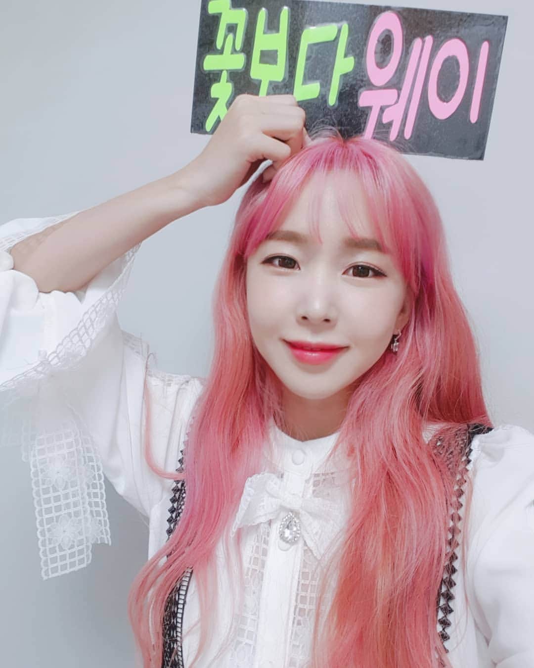 ウェイ のインスタグラム：「오늘 구독자이벤트 당첨된 예뿌니 웨하스 친구들과 호텔식솨!! 하고 수다떨고 놀았다 선물편지까지 너무나 감도옹😭(다읽었어요) 따랑해요 울 #웨하스 #웨이랜드💞 . 머리는 핑크로 한번더 입혔어요!!! 헤어문의 👉 @bayby_rosy #베이바이허슬기 #로지쌤 #핑크머리」