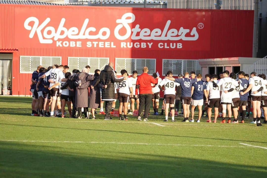 のインスタグラム：「Top League season kicks off tomorrow. Looking forward to playing with the brothers ✊🏾明日トップリーグ始まる。応援よろしくお願いします🔴🔴🔴 #steelers」