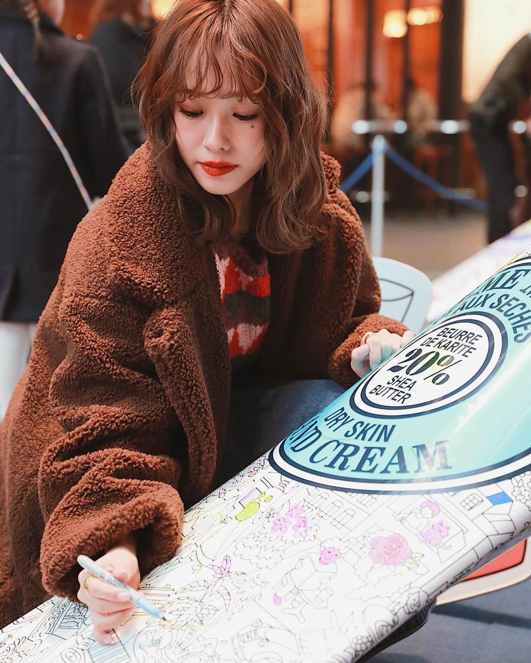 前田希美（まえのん）さんのインスタグラム写真 - (前田希美（まえのん）Instagram)「「ロクシタンぬりえランド」に ご招待して頂きました。  とっても可愛いイベントスペースで 大きな商品に自由に塗り絵が出来たり、 占いがあったり、 大きなシアバターハンドクリームを試せたりと 大人も子供も楽しめるイベントでした。 11日～13日まで二子玉川ライズ、 18日～19日はロクシタン表参道店で開催されるみたいです。  よかったら足を運んでみてくださいね¨̮ #ロクシタン #ロクシタンぬりえランド #PR @loccitane_jp」1月11日 17時04分 - maeda_nozomi