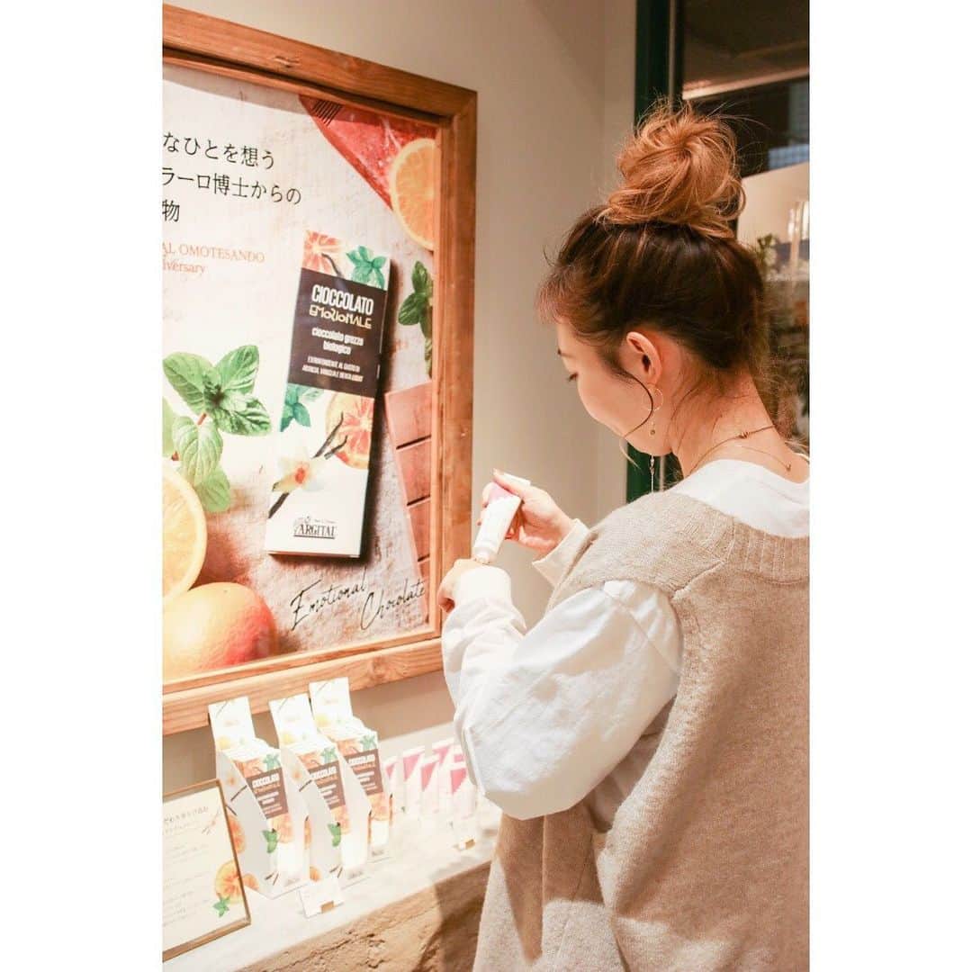 nanaさんのインスタグラム写真 - (nanaInstagram)「ㅤ シチリア産まれのオーガニックコスメ @argital_japan 🌳 ㅤ コスメキッチンでも取り扱っていて すごーく気になってたブランド✨ ㅤ そんなARGITAL表参道店が1周年を迎えたので レセプションへ行ってきた❤️ ㅤ ㅤ 1周年を記念して、表参道店限定で ヘリクリサムハンドクリームSと エモーショナルチョコレートが1/11〜発売😍😍 ㅤ ハンドクリームはベタつかず しっとりもっちりとして使い心地良くて ガサガサしてる私の手を潤してくれる🥺💓 ㅤ チョコは甘すぎない、ほんのりフルーティで だけど爽やかな風味の大人チョコ🍫 ㅤ ㅤ　 ㅤ 店内ではグリーンクレイがお試しできる オシャレなクレイピットがあって、 私も体験したんやけど パウダー状のピュアクレイパウダーを水に溶かし スクラブ、パック、入浴剤と なんと3wayで使えるんやて‼️ ㅤ 手のひらパックしたら、しっとりさらっと 肌トーンも明るくなってて、これはいい🤤✨✨ ㅤ ㅤ ㅤ ㅤ 自然の恵みで作られてるから 子供も安心して使えてオススメなブランド😇 ㅤ ㅤ ㅤ ㅤ ㅤ  ㅤ ㅤ #アルジタル #アルジタル表参道  #アルジタル表参道 1 周年 #ヘリクリサムハンドクリーム #エモーショナルチョコレート #グリーンクレイ #美容 #スキンケア #skincare #コスメ #美容好き #美容オタク #保湿 #バーム #保湿ケア #instabeauties #美容好きさんと繋がりたい #beaustagrammer #美的 #美st #biteki #アットコスメ #maquia #instabeauty #カメラ好きな人と繋がりたい #写真を撮るのが好きな人と繋がりたい #메이크 #메이크업 #몸스타그램  #カメラ女子 #ファインター越しの私の世界」1月11日 17時16分 - nanapanda517