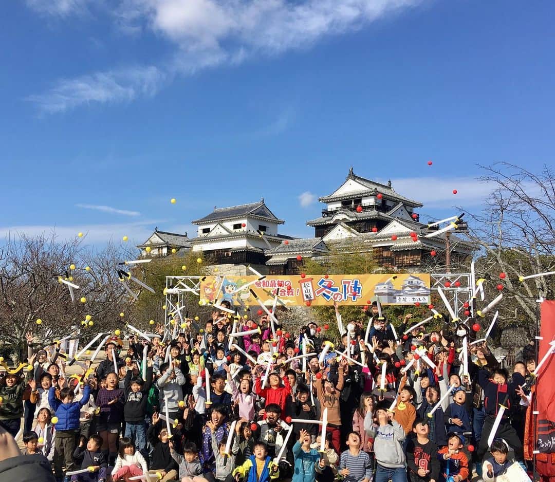 南海放送さんのインスタグラム写真 - (南海放送Instagram)「松山城冬の陣　開幕‼︎ 今日から3月8日まで松山城では楽しいイベント盛り沢山です✨ 今日はそのオープニングを飾って、、‼︎ 熊本城から、熊本おもてなし武将隊のみなさんが来てくださいました✨カッコいい演武に大盛り上がり！ そしてIKUSAのみなさんによる東軍、西軍に分かれたチャンバラ合戦で、松山城冬の陣が開幕！！！！ 開城418年、松山城で初の戦です！熱い戦いとなりました⚔️ 松山城冬の陣は、忍者巨大迷路にリアル宝探し、他にもたくさんイベント盛り沢山ですよ〜‼︎戦の皆さんも巨大迷路で楽しんでくださいました！ 皆さんも、ぜひお越し下さい😊 https://www.rnb.co.jp/matsuyama-castle/  #松山城冬の陣 #熊本城おもてなし武将隊 #戦 #IKUSA #松山市 #matsuyama #松山城 #matsuyamacastle  #二之丸史跡庭園 #よしあきくん #チャンバラ合戦 #合戦 #南海放送」1月11日 17時15分 - nankaihoso_rnb