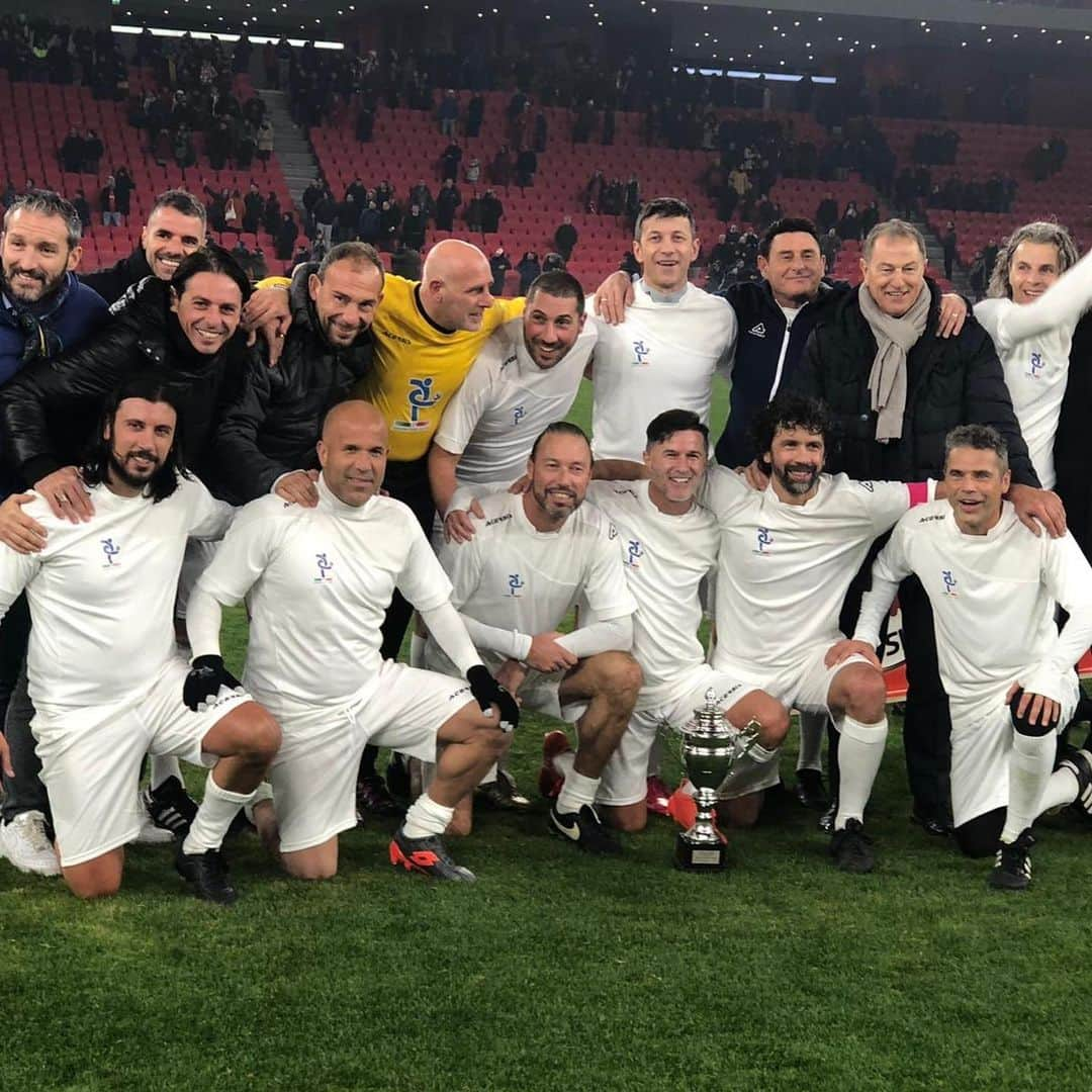 クリスティアン・ザッカルドさんのインスタグラム写真 - (クリスティアン・ザッカルドInstagram)「⚽️ Quando il calcio può portare gioia e speranza. 🔵 In Albania con le Leggende #AIC 🇮🇹 abbiamo partecipato assieme alle rappresentative dei sindacati dei calciatori di Grecia 🇬🇷, Turchia 🇹🇷 e Albania 🇦🇱 ad un quadrangolare benefico per aiutare la popolazione locale colpita dal sisma #Tirana #charity #tournament #soccer #Italia #Albania #Grecia #Turchia #ex #players #aic」1月11日 17時15分 - cristianzaccardo