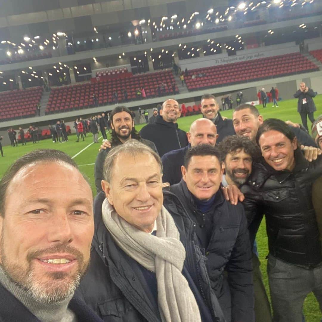 クリスティアン・ザッカルドさんのインスタグラム写真 - (クリスティアン・ザッカルドInstagram)「⚽️ Quando il calcio può portare gioia e speranza. 🔵 In Albania con le Leggende #AIC 🇮🇹 abbiamo partecipato assieme alle rappresentative dei sindacati dei calciatori di Grecia 🇬🇷, Turchia 🇹🇷 e Albania 🇦🇱 ad un quadrangolare benefico per aiutare la popolazione locale colpita dal sisma #Tirana #charity #tournament #soccer #Italia #Albania #Grecia #Turchia #ex #players #aic」1月11日 17時15分 - cristianzaccardo