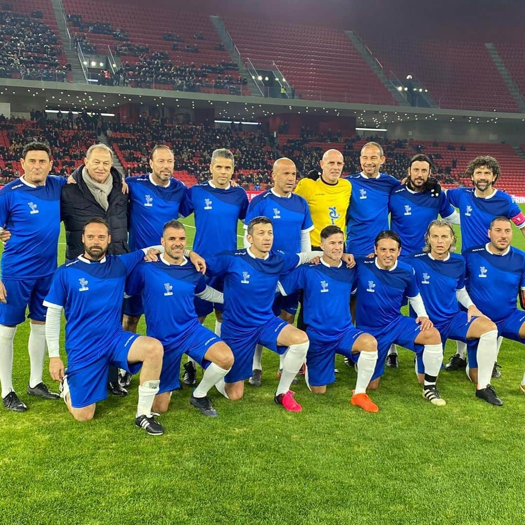 クリスティアン・ザッカルドさんのインスタグラム写真 - (クリスティアン・ザッカルドInstagram)「⚽️ Quando il calcio può portare gioia e speranza. 🔵 In Albania con le Leggende #AIC 🇮🇹 abbiamo partecipato assieme alle rappresentative dei sindacati dei calciatori di Grecia 🇬🇷, Turchia 🇹🇷 e Albania 🇦🇱 ad un quadrangolare benefico per aiutare la popolazione locale colpita dal sisma #Tirana #charity #tournament #soccer #Italia #Albania #Grecia #Turchia #ex #players #aic」1月11日 17時15分 - cristianzaccardo