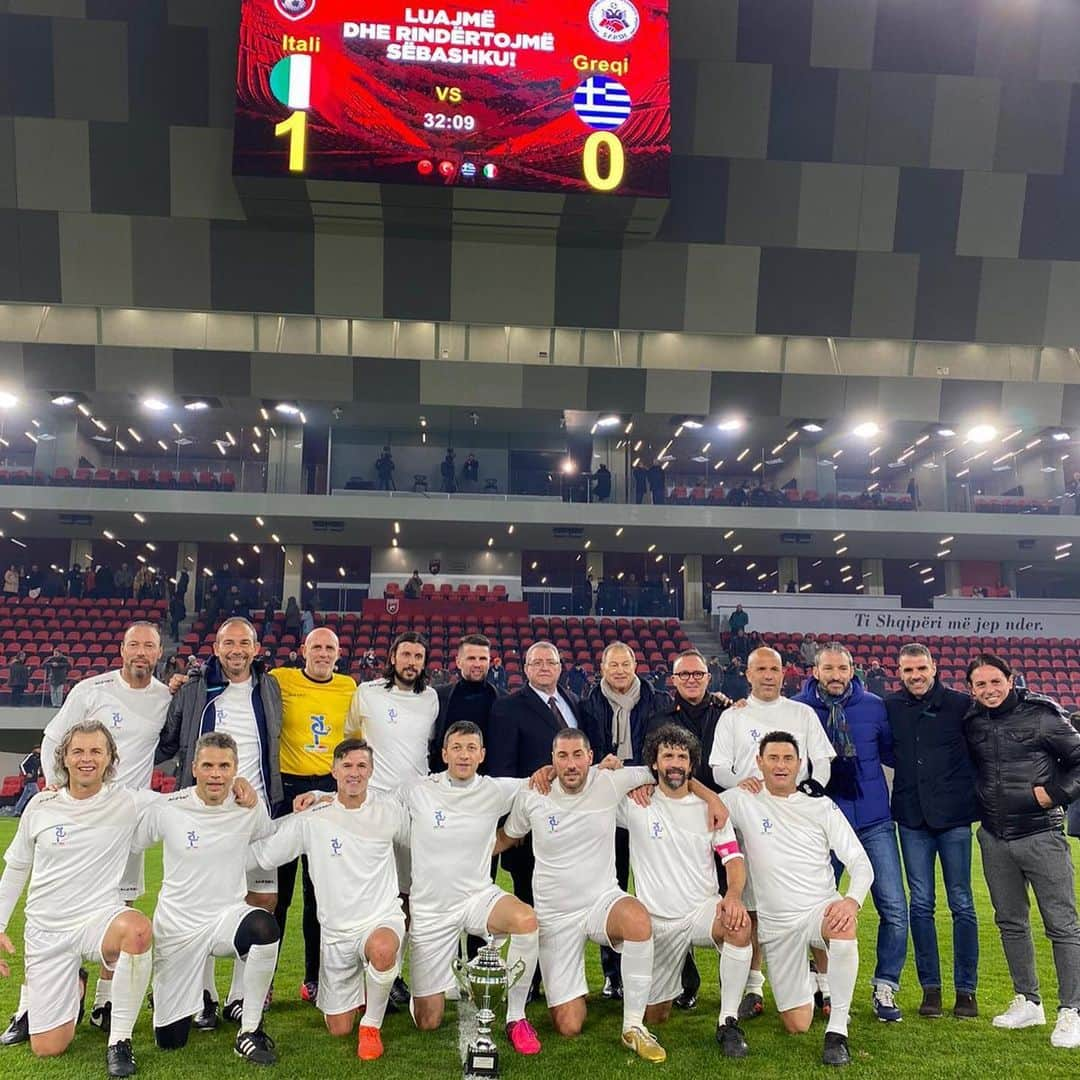 クリスティアン・ザッカルドのインスタグラム：「⚽️ Quando il calcio può portare gioia e speranza. 🔵 In Albania con le Leggende #AIC 🇮🇹 abbiamo partecipato assieme alle rappresentative dei sindacati dei calciatori di Grecia 🇬🇷, Turchia 🇹🇷 e Albania 🇦🇱 ad un quadrangolare benefico per aiutare la popolazione locale colpita dal sisma #Tirana #charity #tournament #soccer #Italia #Albania #Grecia #Turchia #ex #players #aic」