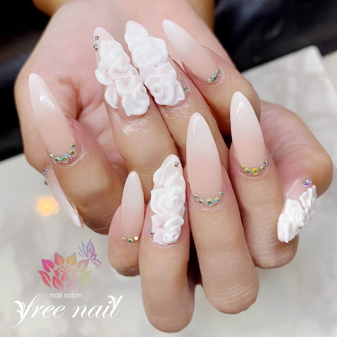 free nail フリーネイルのインスタグラム：「. お客様ネイル💅🏻⛄️ . 3Dフラワーネイル💗 . 華やかなベイビーブーマーネイル🌸✨ . ご来店ありがとうございました🙇🏻‍♀️🙇🏻‍♀️🙇🏻‍♀️💗 . #ネイルアート #ジェルネイル #ネイルサロン #大阪ネイルサロン #ネイルデザイン #ネイルチェンジ #ベイビーブーマー #ベイビーブーマーネイル #フラワーネイル #お花ネイル #3dネイル #ピンクネイル #ホワイトネイル #デザインネイル #トレンドネイル #シンプルネイル #ロングネイル #冬ネイル #winternails #nailsart #nailsdid #美甲 #日式美甲 #日式美甲胶 #日本美甲师 #日本美甲老师 #美甲上课 #日本胶 #フリーネイル #freenail」