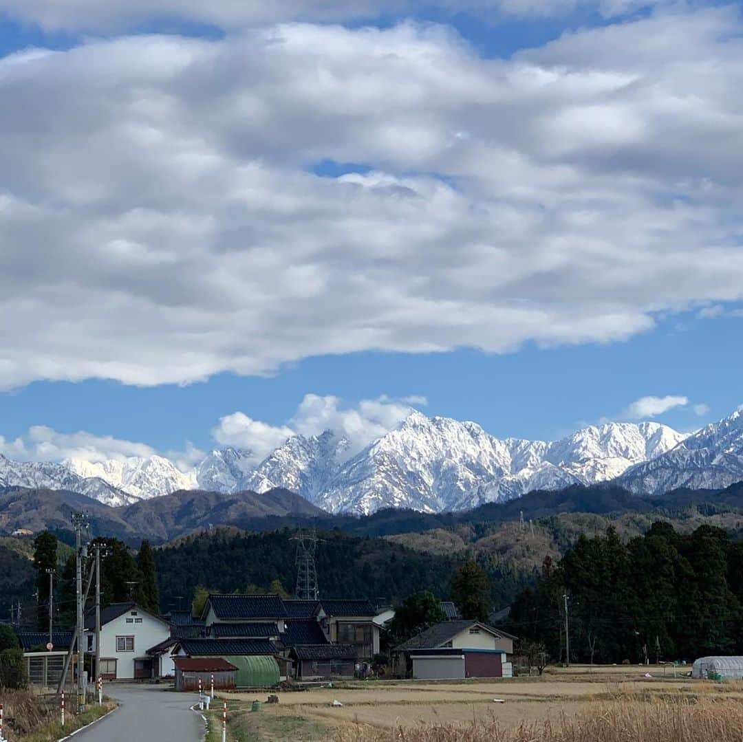 阿部友和さんのインスタグラム写真 - (阿部友和Instagram)「立山連峰×レンジローバー 🗻🗻🏔🏔🚘🚗 久しぶりに昼間天気良かったけん☀️リーグ再開まで充電してコンディションあげていこ🔥🔥🔥 #立山連峰 #レンジローバースポーツ  #iPhone11で撮ったらやばいんやろーね」1月11日 17時19分 - tomokazu_abe