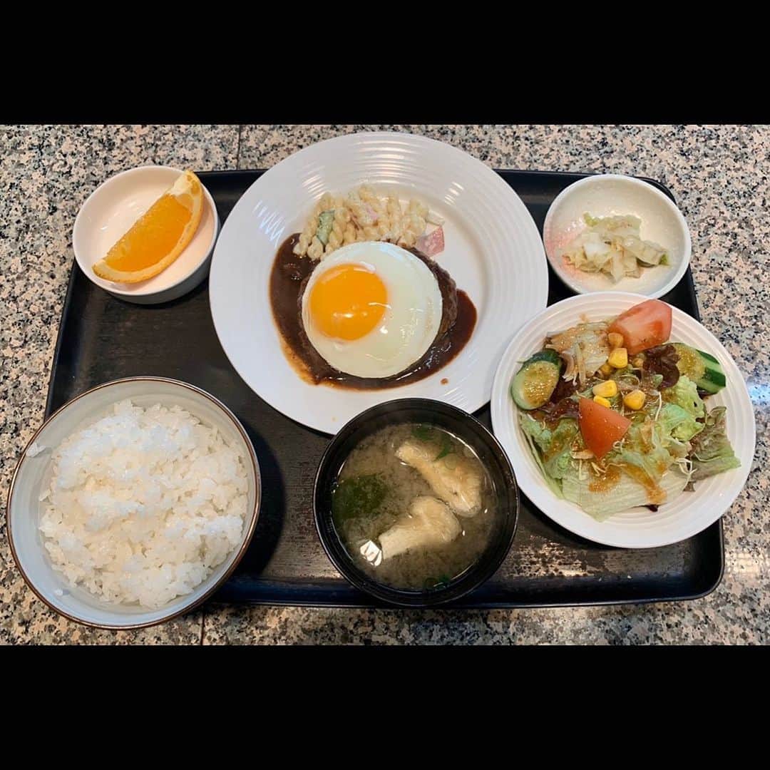 坪井遥司のインスタグラム：「めちゃくちゃ美味いハンバーグ 休日出勤のランチだいたいここ説  #岡山グルメ #ハンバーグ #鉄板焼き #riche #ハンバーグステーキ定食 #food #みかんはアレルギーなので食べれません #ごめんなさい」
