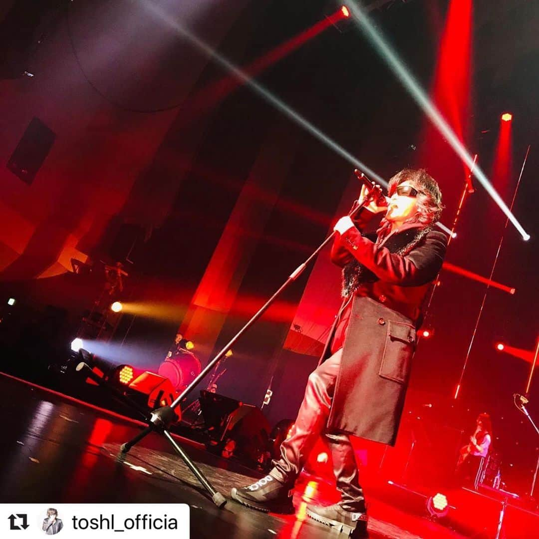 AKARIさんのインスタグラム写真 - (AKARIInstagram)「#Repost @toshl_officia with @make_repost ・・・ #艦これ #newyear #live #パシィフィコ横浜 #リハーサル #風景 #提督 #の #皆様 #信じられない #ほどの #凄まじい #超絶 #パワー #浴びせて #下さり #最高の仲間 #かよ #感動をありがとう ‼️ #二年生 #toshl提督 #龍玄とし #今夜 #1月4日 #18時 #フジテレビ系列 #ドレミファドン #出演 #します　🤞🏻😎 . . パシフィコ横浜でToshlさんと演奏したときの画像がUPされてました♪ 記念にrepost🍎 . あかりんごうつってる、、！」1月11日 17時32分 - akaringobass