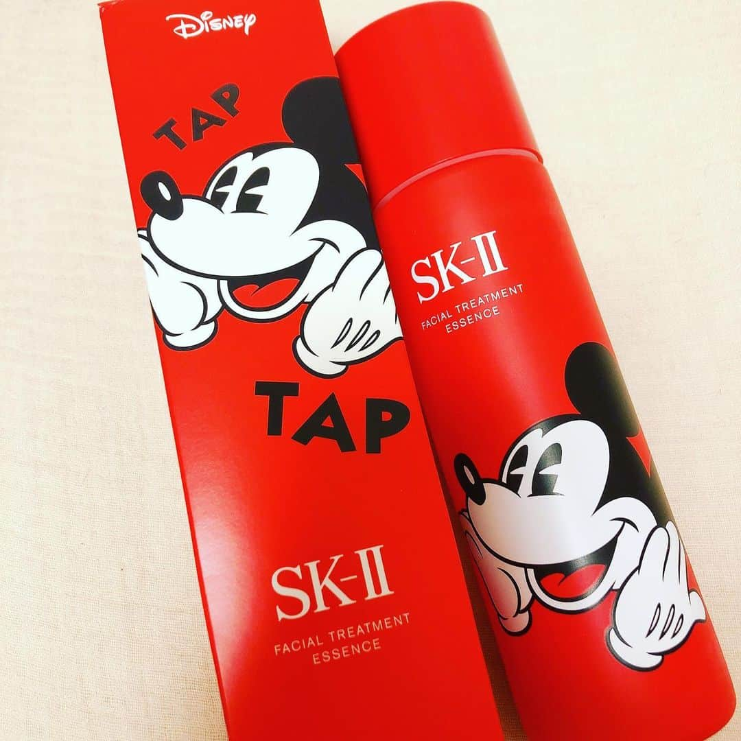 上田祥子さんのインスタグラム写真 - (上田祥子Instagram)「1月1日に数量限定発売になった SK-II フェイシャル トリートメント エッセンス ミッキーマウス リミテッド エディション(230ml 23000+税) 子年の幕開けにふさわしい、キュートすぎる一本！ 私も考えたら年女だわ。 #sk2 #sk2フェイシャルトリートメントエッセンスミッキーマウスリミテッドエディション #ピテラのパワー #changedestiny #skiipartner #inpartnershipwithskii #sponsored #skii #disney #化粧水 #酵母 #子年」1月11日 17時43分 - uedasachikoinsta