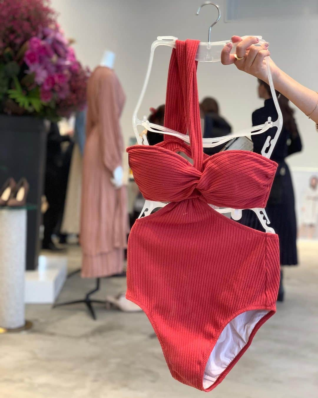 森暖奈さんのインスタグラム写真 - (森暖奈Instagram)「便利さ100%のミニバッグ発見👜🧡 私服に合いすぎて持ってきたみたい🤓 出し入れ秒でできるし閉める必要がないから閉め忘れることもない！笑 ワンピース水着とシャーリングワンピもオーダーしました💕 @rienda_official の展示会にて☺️ ．  #rienda#newrienda#ootd#rienda受注会#ママファッション#ママコーデ」1月11日 17時36分 - moriharuna71