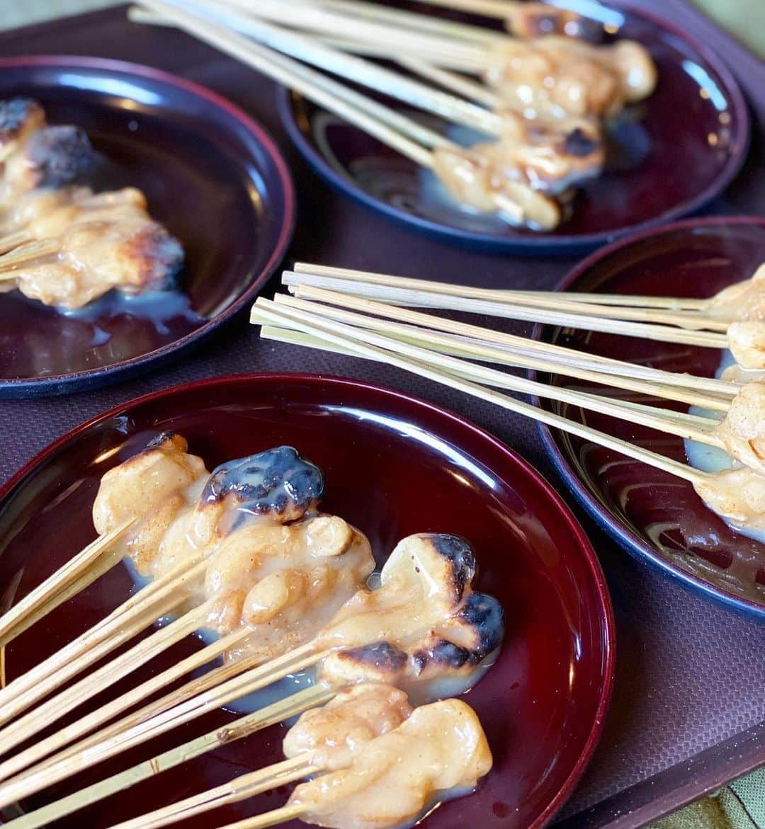 小川ひとみさんのインスタグラム写真 - (小川ひとみInstagram)「大好きなあぶり餅を食べに🍡 ベージュのコートは 薄手なのにとても暖かい MISSADORAのもの🥰 #kyoto #mamacoordinate #love #missadora #チェスティ」1月11日 17時39分 - hitomy220