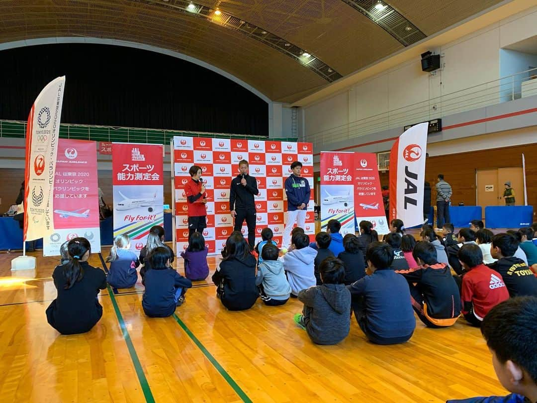 森崎浩司さんのインスタグラム写真 - (森崎浩司Instagram)「スポーツ能力測定会 in富山でゲスト参加させていただきました😊  司会進行が真木恵未さん、もう1人のゲストは東京ヤクルトスワローズの現役投手、中澤雅人選手と楽しい時間を過ごせました☺️ 何故か3枚目と5枚目の写真は忍者ポーズでの写真🤣笑  忍者といえば心当たりがある方は分かると思いますが…😆笑  ご想像にお任せしまーす😃  #富山県 #JAL #スポーツ能力測定会 #真木恵未 #東京ヤクルトスワローズ #中澤雅人」1月11日 17時41分 - koji.morisaki77