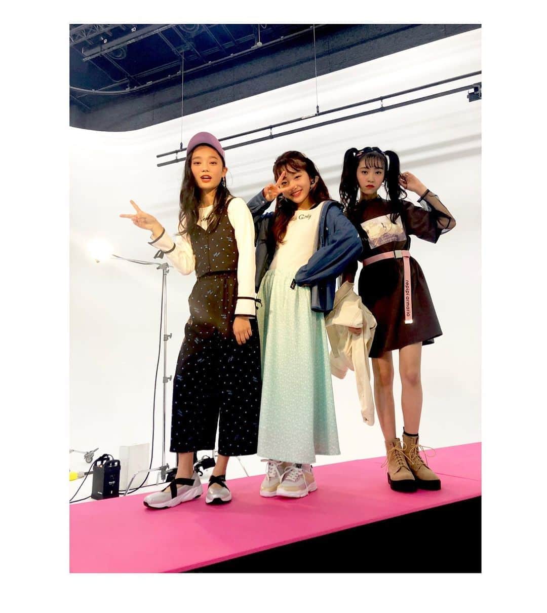 ニコ☆プチのインスタグラム：「🖤⚡︎🎩🕶♟🎮🎧 いつのオフショットでしょーか😮 . . #スタジオにステージ作ったよ #2月号  #井口虹姫  #入江美沙希  #川本結月」