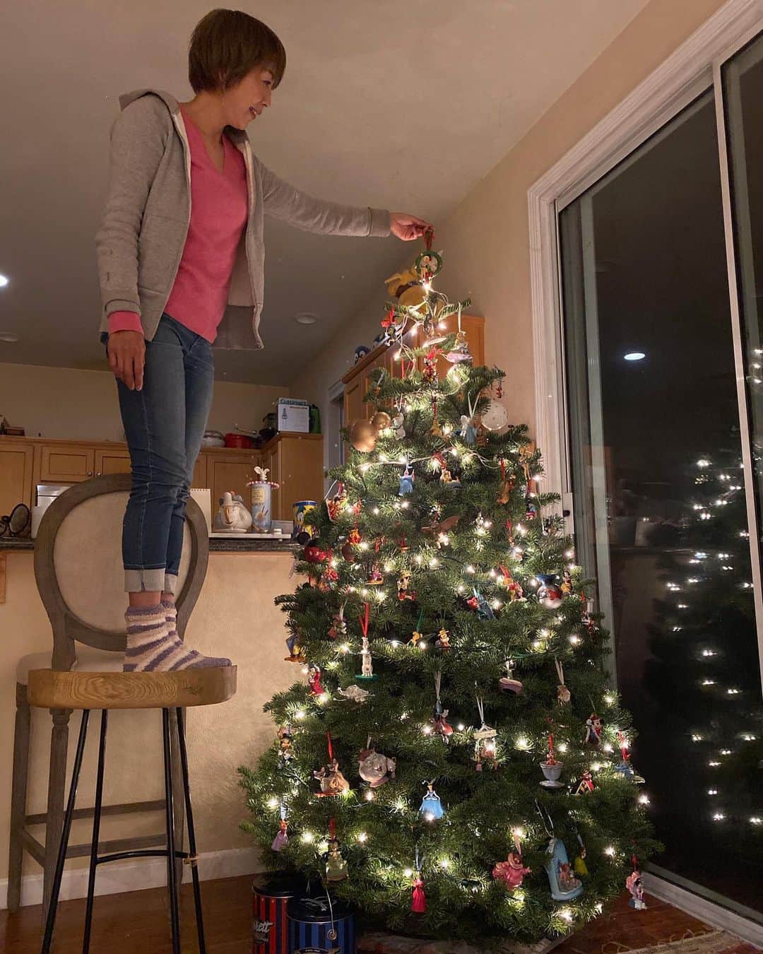 福田淳子さんのインスタグラム写真 - (福田淳子Instagram)「クリスマスツリー点灯式の様子です。「ティンクをのせて、改めてツリーを点灯する」だけなんですけど。ここ数年、毎年ティンクをのせています。いろんなメンバーとツリー飾ってるんですが、みんな「あ、どうぞやって」とゆずってくれるのです（笑）（たぶんものすごい「ティンクのせたいオーラ」が出てるんだと思われます。なので今年ものせて満足。  ツリー見ながら夜ごはん。冷蔵庫の中のものを片付けたいオーラが出てるメニュー。残ってる野菜を、炒めて、スープにして、オムレツして、マリネにしてる。それじゃあ、あまりにもなので、パンを焼いた感じ。デザートはサンクスギビングの残りのスイートポテトを温めてアイスクリーム。  #2019jautumntrip  #もう帰国してます #christmastree  #christmastreedecorating  #tinkerbell  #ilovetink #日々のごはん」1月11日 17時57分 - junjunfukuda