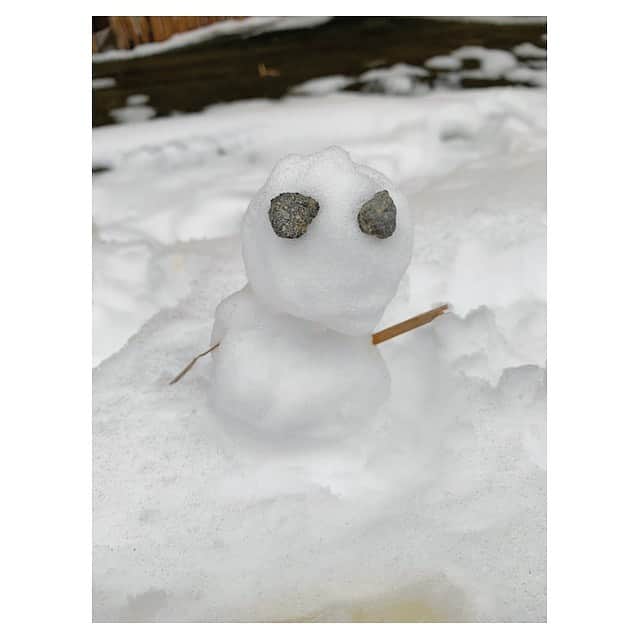 福本愛菜さんのインスタグラム写真 - (福本愛菜Instagram)「ロケの合間に作った雪だるま⛄️ . 見事に全然可愛くないw. 雪見ることないからテンション上がったけど、寒さには心折れそうやった🙃笑 . #雪 #雪だるま #⛄️」1月11日 18時01分 - aina_fukumoto