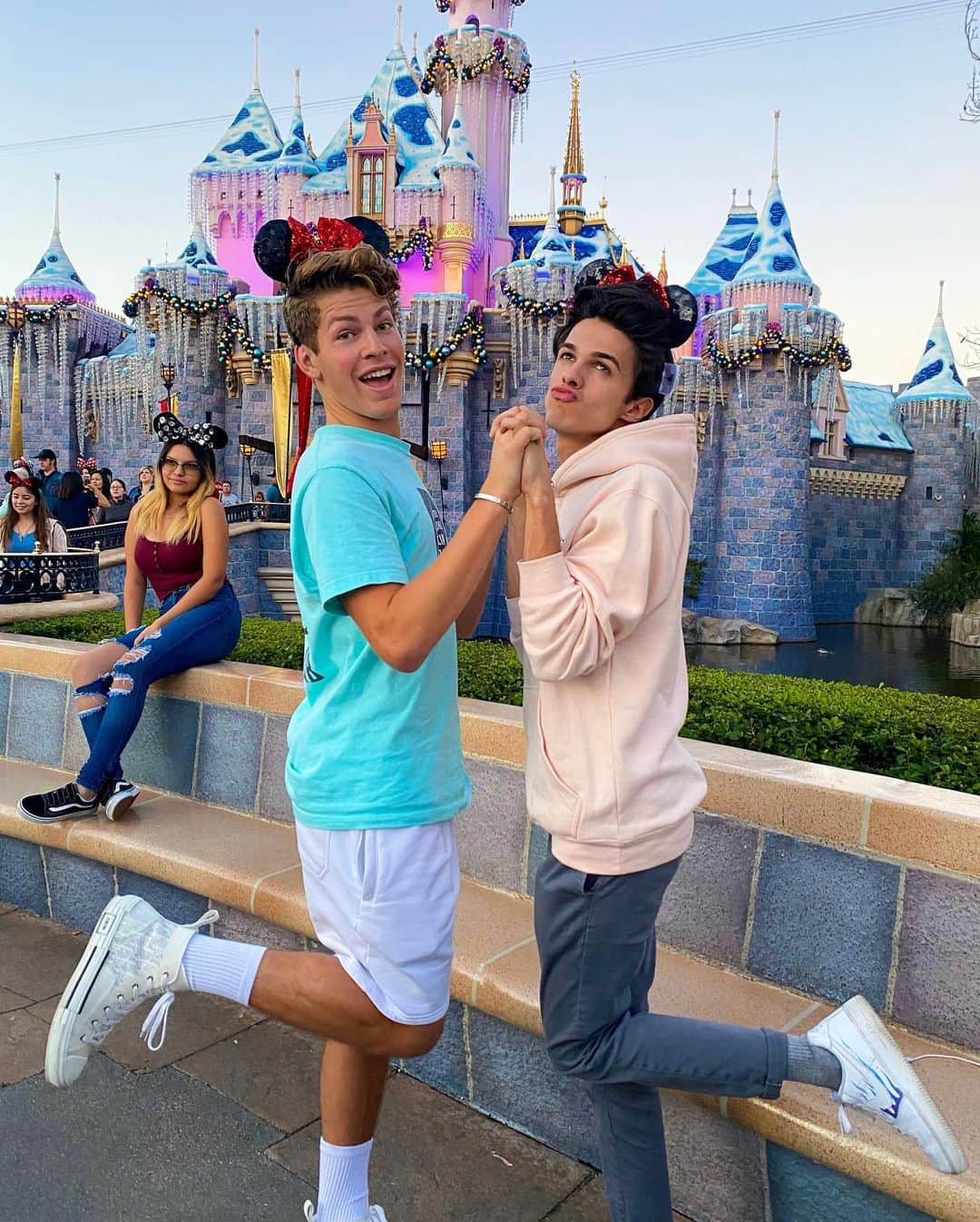 Brent Riveraさんのインスタグラム写真 - (Brent RiveraInstagram)「How girls take pictures at disneyland 🤷🏼‍♀️😂」1月11日 18時02分 - brentrivera