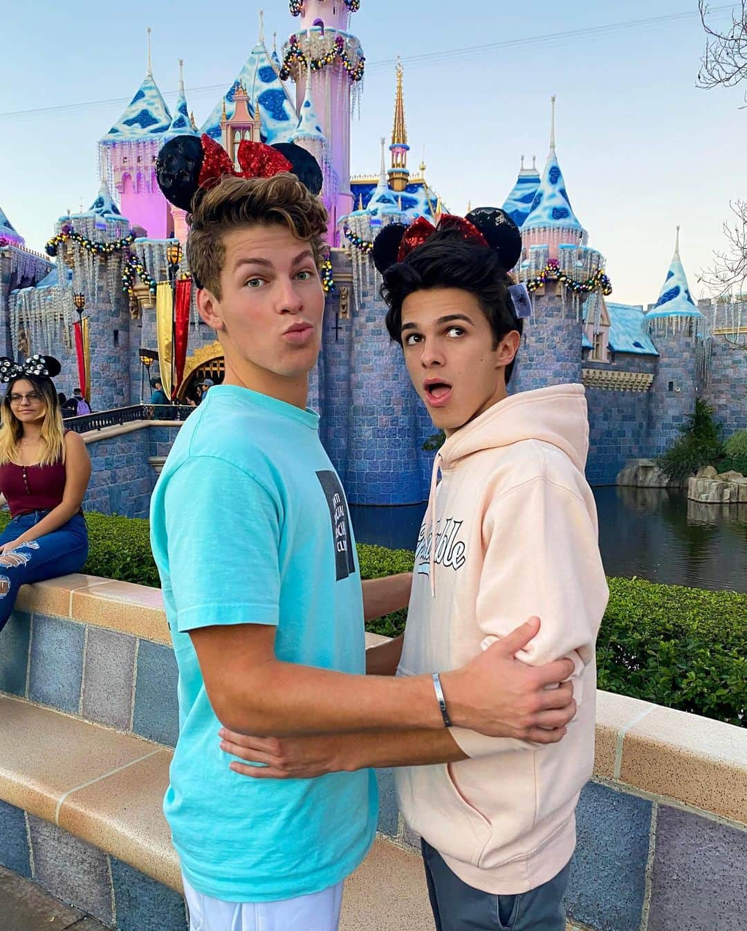 Brent Riveraさんのインスタグラム写真 - (Brent RiveraInstagram)「How girls take pictures at disneyland 🤷🏼‍♀️😂」1月11日 18時02分 - brentrivera