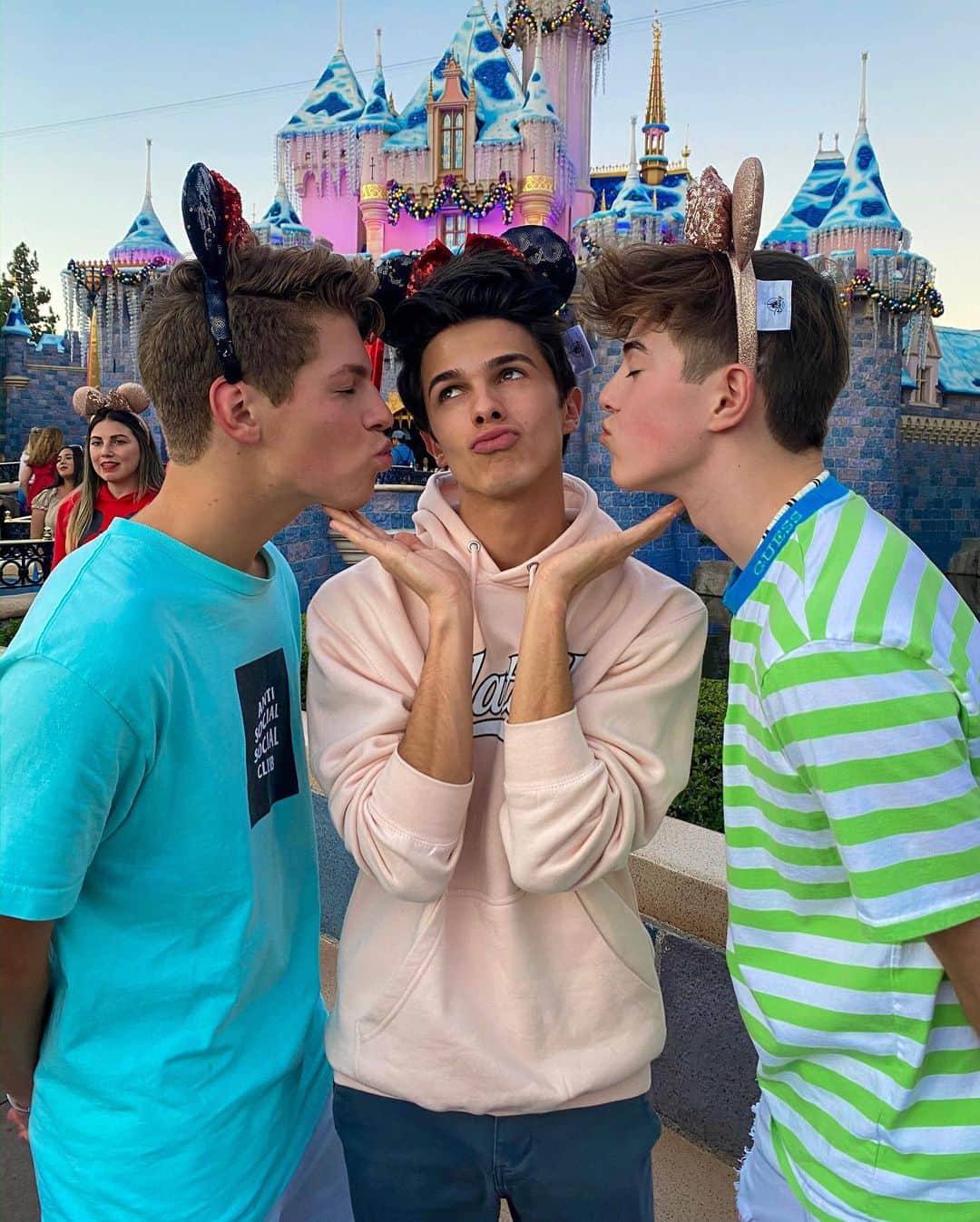 Brent Riveraのインスタグラム：「How girls take pictures at disneyland 🤷🏼‍♀️😂」