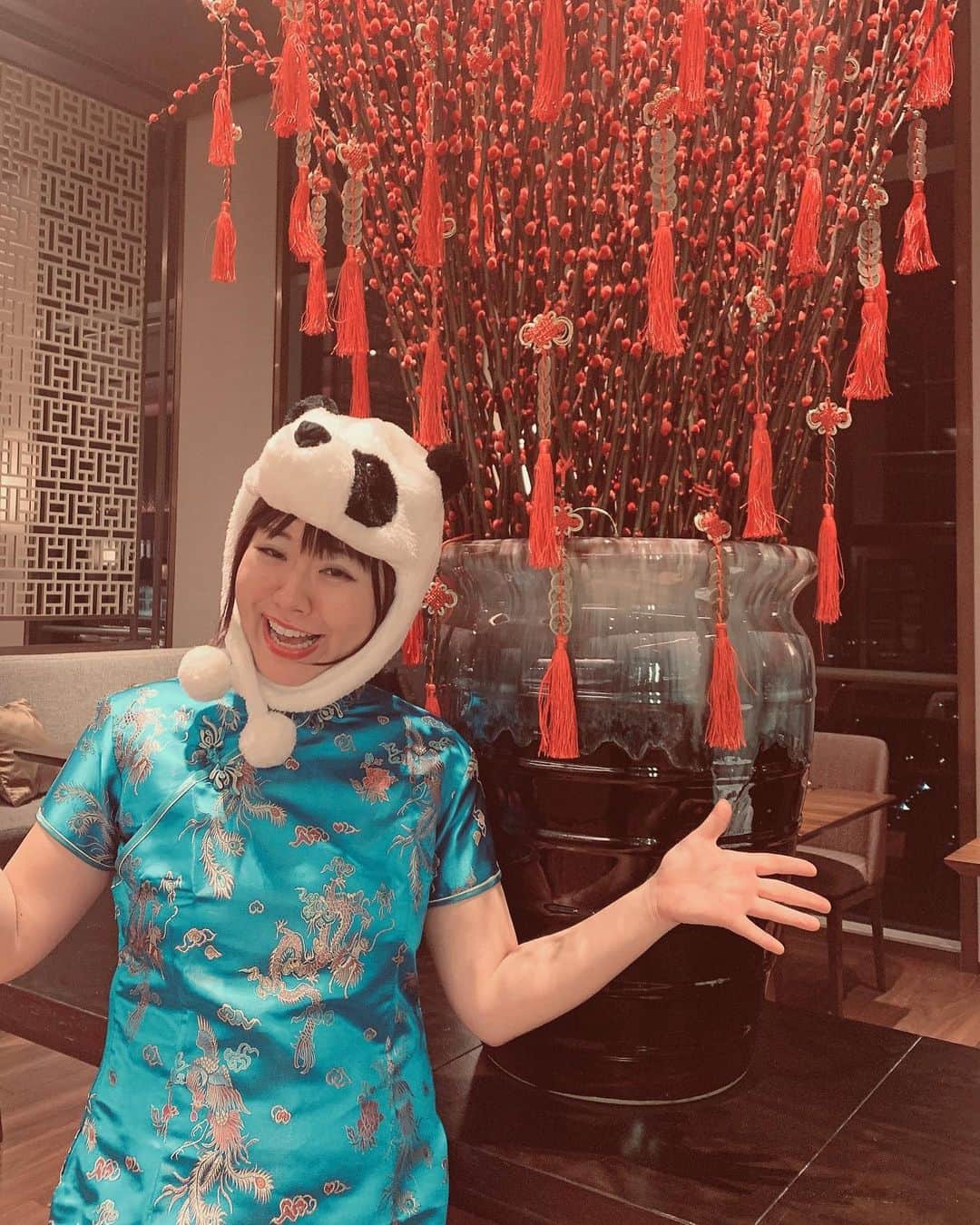 小出真保さんのインスタグラム写真 - (小出真保Instagram)「🇨🇳中国🇨🇳で買ったもの。  チャイナドレスと やたらとそのへんの道で売ってるパンダの帽子 買ってしまった！！🐼 全部で100元くらい(1800円くらい)。 日本で普段着ないから これを使ったネタを作るしかない。 ✏️ チャイニーズ地下アイドルとか 日本に出稼ぎに来た夜の女チャイニーズとか、、、。 ネタにならなかったら ハロウィン行きにしよう！去年はコスプレテーマ 昭和のエロ本だったから今年は中華人民共和国のエロ本だな。  なんと買う予定なかったのに、流れで 本物の真珠のピアスを買ってもうた‼️○ ぴえー散財💸。でも、一生物✨。 あとは、中国っぽいの欲しかったから、ハンドクリーム買った。店員さんに これ人気があるか聞いたら ぜんぜん人気ないよって答えてたww。 🙏」1月11日 18時14分 - mahokoide