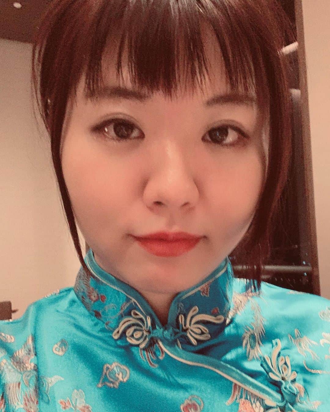 小出真保さんのインスタグラム写真 - (小出真保Instagram)「🇨🇳中国🇨🇳で買ったもの。  チャイナドレスと やたらとそのへんの道で売ってるパンダの帽子 買ってしまった！！🐼 全部で100元くらい(1800円くらい)。 日本で普段着ないから これを使ったネタを作るしかない。 ✏️ チャイニーズ地下アイドルとか 日本に出稼ぎに来た夜の女チャイニーズとか、、、。 ネタにならなかったら ハロウィン行きにしよう！去年はコスプレテーマ 昭和のエロ本だったから今年は中華人民共和国のエロ本だな。  なんと買う予定なかったのに、流れで 本物の真珠のピアスを買ってもうた‼️○ ぴえー散財💸。でも、一生物✨。 あとは、中国っぽいの欲しかったから、ハンドクリーム買った。店員さんに これ人気があるか聞いたら ぜんぜん人気ないよって答えてたww。 🙏」1月11日 18時14分 - mahokoide