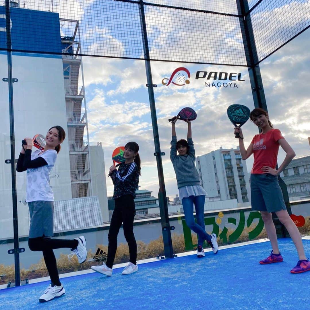 森美紅のインスタグラム：「先日、モデル友達と一緒にパデルというスポーツを体験してきました🎾‼︎スペインで生まれたテニスのようなスポーツなんですが、一番の違いは、コートを囲むガラスの壁に当たったボールも打ち返せる事‼︎これをレボテと言うんですが、とっても難しい😂 でもやっているうちに少しずつ感覚つかめて来ますし、コートも広過ぎず程よい運動量でめちゃくちゃ楽しかったです❤️やっぱり運動大好き‼︎‼︎また行きたーい！  運動がいい刺激になったのか、この日の夜、足の裏の火傷の跡がツルりと剥けました笑笑笑  #パデル #レボテ #レボテ難しい #スポーツ  そしてそのあとは毎年恒例の大須観音参り！ #初詣 #大須観音 #今年もよろしくお願いします #2020」