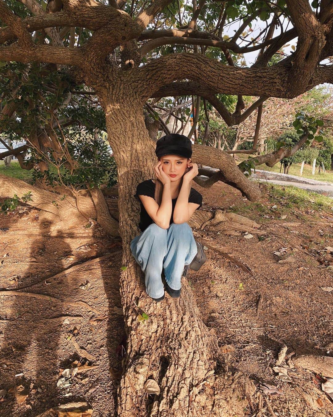 加藤美佳さんのインスタグラム写真 - (加藤美佳Instagram)「こーゆー木🌲があると こーすぐパシャリしようと思っちゃう。 ミニサイズだからなにかと コンパクト気味🧎🏽🧎🏼‍♂️ て事でこれから👨‍👩‍👧で軽くお買い物🧣」1月11日 18時21分 - katomika1212