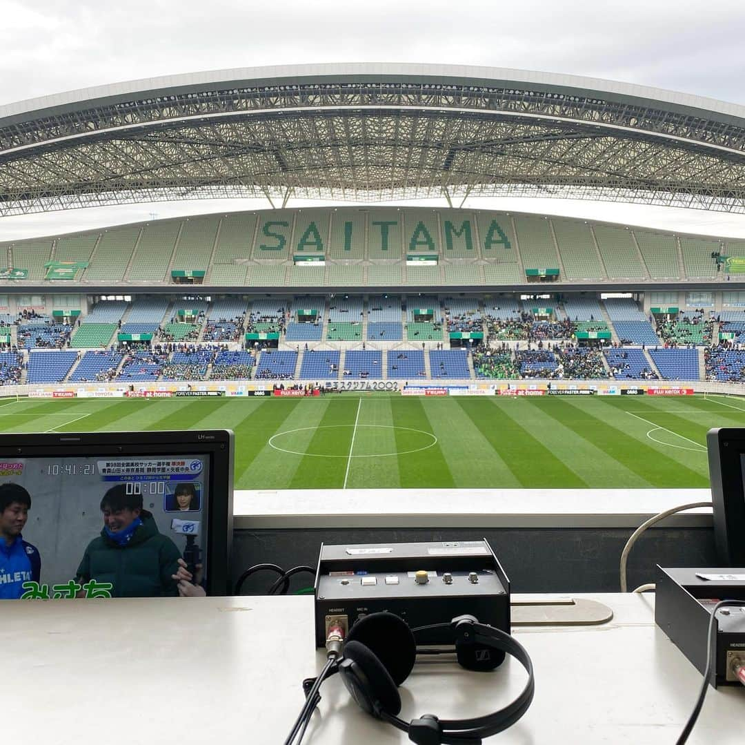 本野大輔さんのインスタグラム写真 - (本野大輔Instagram)「第98回全国高校サッカー選手権 準決勝　第一試合 青森山田VS帝京長岡（新潟）  解説、元日本代表FW 城彰二さん ゲスト、元日本代表GK 楢崎正剛さんとお送りしました。  毎年解説されている城さん曰く『ここ数年の高校サッカーの試合でベストゲーム、高校サッカーの素晴らしさを選手達はピッチで表現してくれた』と絶賛でした。 本当に心熱くなる試合を実況できて幸せでした。  青森山田は連覇へ、次は静岡学園との決勝！新潟帝京長岡の皆さん素晴らしい試合をありがとうございました。  最後の試合は、放送席で準決勝第二試合の日テレ山本アナ、サポートの札幌テレビ神谷アナ、テレビ大分田辺アナとの一枚です。  #高校サッカー選手権 #青森山田 #帝京長岡 #楢崎正剛 #城彰二 #本野大輔 #埼玉スタジアム #準決勝」1月11日 18時22分 - daisuke.motono_ytv