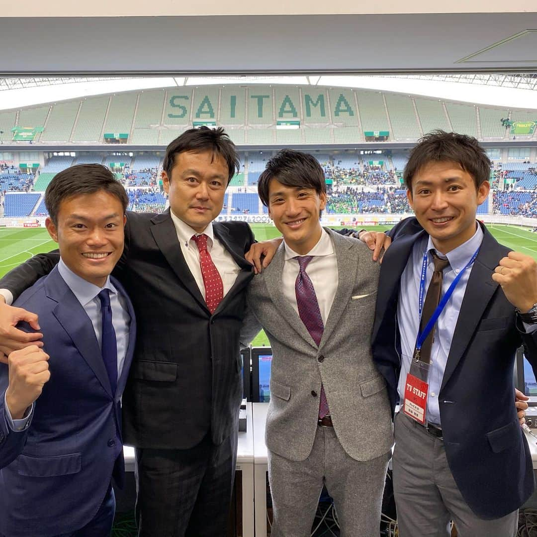 本野大輔さんのインスタグラム写真 - (本野大輔Instagram)「第98回全国高校サッカー選手権 準決勝　第一試合 青森山田VS帝京長岡（新潟）  解説、元日本代表FW 城彰二さん ゲスト、元日本代表GK 楢崎正剛さんとお送りしました。  毎年解説されている城さん曰く『ここ数年の高校サッカーの試合でベストゲーム、高校サッカーの素晴らしさを選手達はピッチで表現してくれた』と絶賛でした。 本当に心熱くなる試合を実況できて幸せでした。  青森山田は連覇へ、次は静岡学園との決勝！新潟帝京長岡の皆さん素晴らしい試合をありがとうございました。  最後の試合は、放送席で準決勝第二試合の日テレ山本アナ、サポートの札幌テレビ神谷アナ、テレビ大分田辺アナとの一枚です。  #高校サッカー選手権 #青森山田 #帝京長岡 #楢崎正剛 #城彰二 #本野大輔 #埼玉スタジアム #準決勝」1月11日 18時22分 - daisuke.motono_ytv