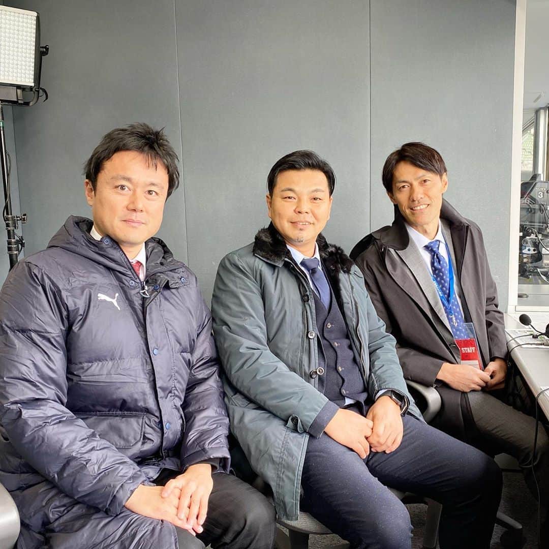 本野大輔のインスタグラム：「第98回全国高校サッカー選手権 準決勝　第一試合 青森山田VS帝京長岡（新潟）  解説、元日本代表FW 城彰二さん ゲスト、元日本代表GK 楢崎正剛さんとお送りしました。  毎年解説されている城さん曰く『ここ数年の高校サッカーの試合でベストゲーム、高校サッカーの素晴らしさを選手達はピッチで表現してくれた』と絶賛でした。 本当に心熱くなる試合を実況できて幸せでした。  青森山田は連覇へ、次は静岡学園との決勝！新潟帝京長岡の皆さん素晴らしい試合をありがとうございました。  最後の試合は、放送席で準決勝第二試合の日テレ山本アナ、サポートの札幌テレビ神谷アナ、テレビ大分田辺アナとの一枚です。  #高校サッカー選手権 #青森山田 #帝京長岡 #楢崎正剛 #城彰二 #本野大輔 #埼玉スタジアム #準決勝」