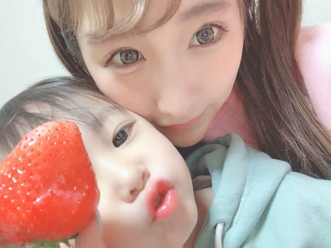 みにーさんのインスタグラム写真 - (みにーInstagram)「. おっきい🍓いただいた🥺💓 甘かったあ🍓🍓🍓🍓 #バーレスク　#バーレスク東京  #いちご　#苺　#🍓　#シングルマザー　#親子」1月11日 18時25分 - minnie_burlesqe