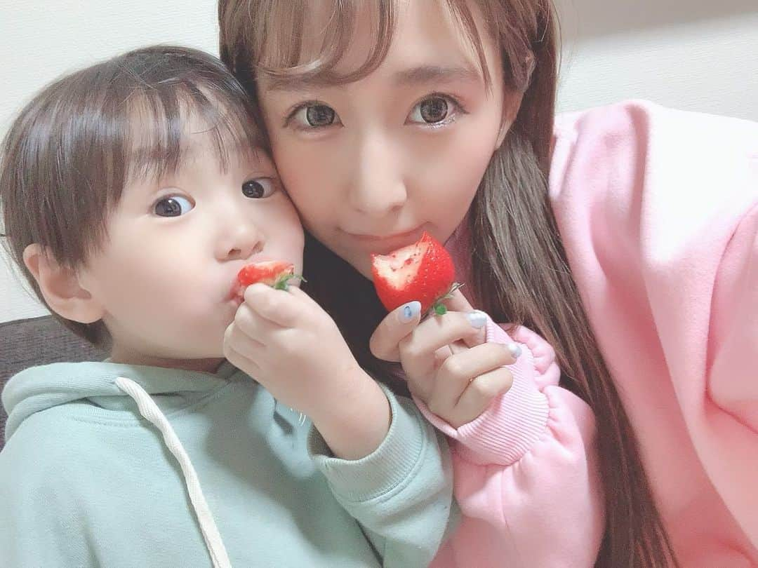 みにーさんのインスタグラム写真 - (みにーInstagram)「. おっきい🍓いただいた🥺💓 甘かったあ🍓🍓🍓🍓 #バーレスク　#バーレスク東京  #いちご　#苺　#🍓　#シングルマザー　#親子」1月11日 18時25分 - minnie_burlesqe