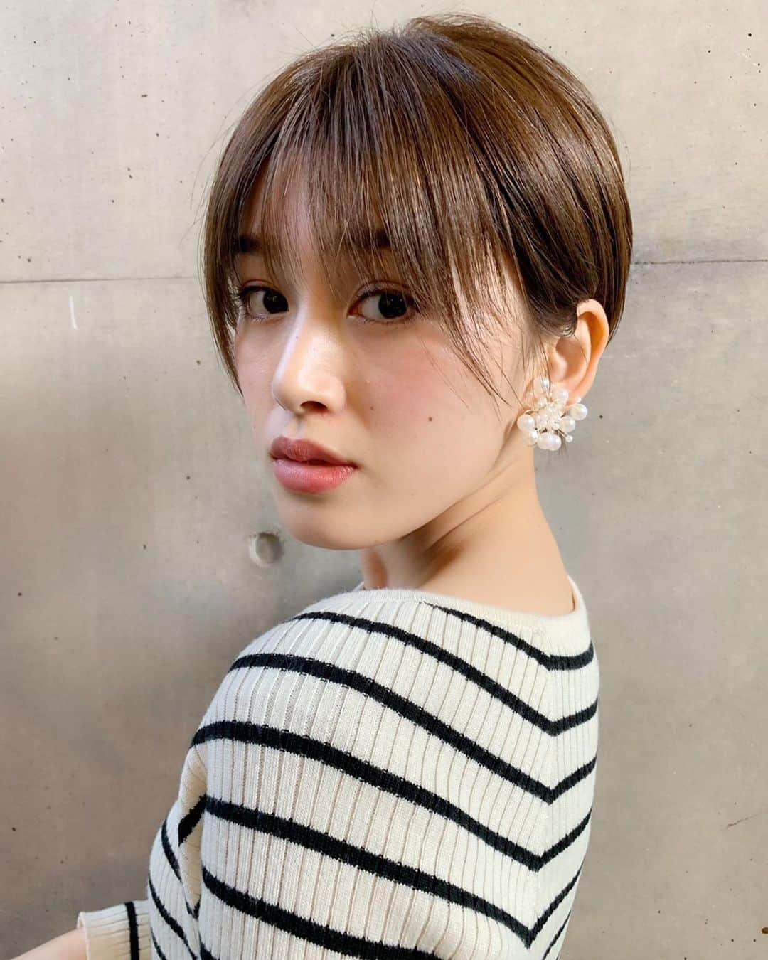 齋藤智奈美のインスタグラム：「_____ 大分遅めのご挨拶。 今年もよろしくお願いします♡ .  2019年の切り納め写真です🤳 2020年は #パーマのアンティ  でパーマをかけたいです🤟🏼 見たい人いるかどうか分かりませんが、 私の後頭部がいい感じなので是非見てください笑 . .  つけているイアリングは @roomx601 のものです🤍 パールがお花みたいになってて 可愛いでしょ〜🌼 キレイめだから結婚式とかでも使えるかな！ 私はショートなので大きめのイヤリングを よく選んじゃいます😂 _____ #ショートヘア  #イアリング #anti @hiromasaikeda  @anti_antiworld」