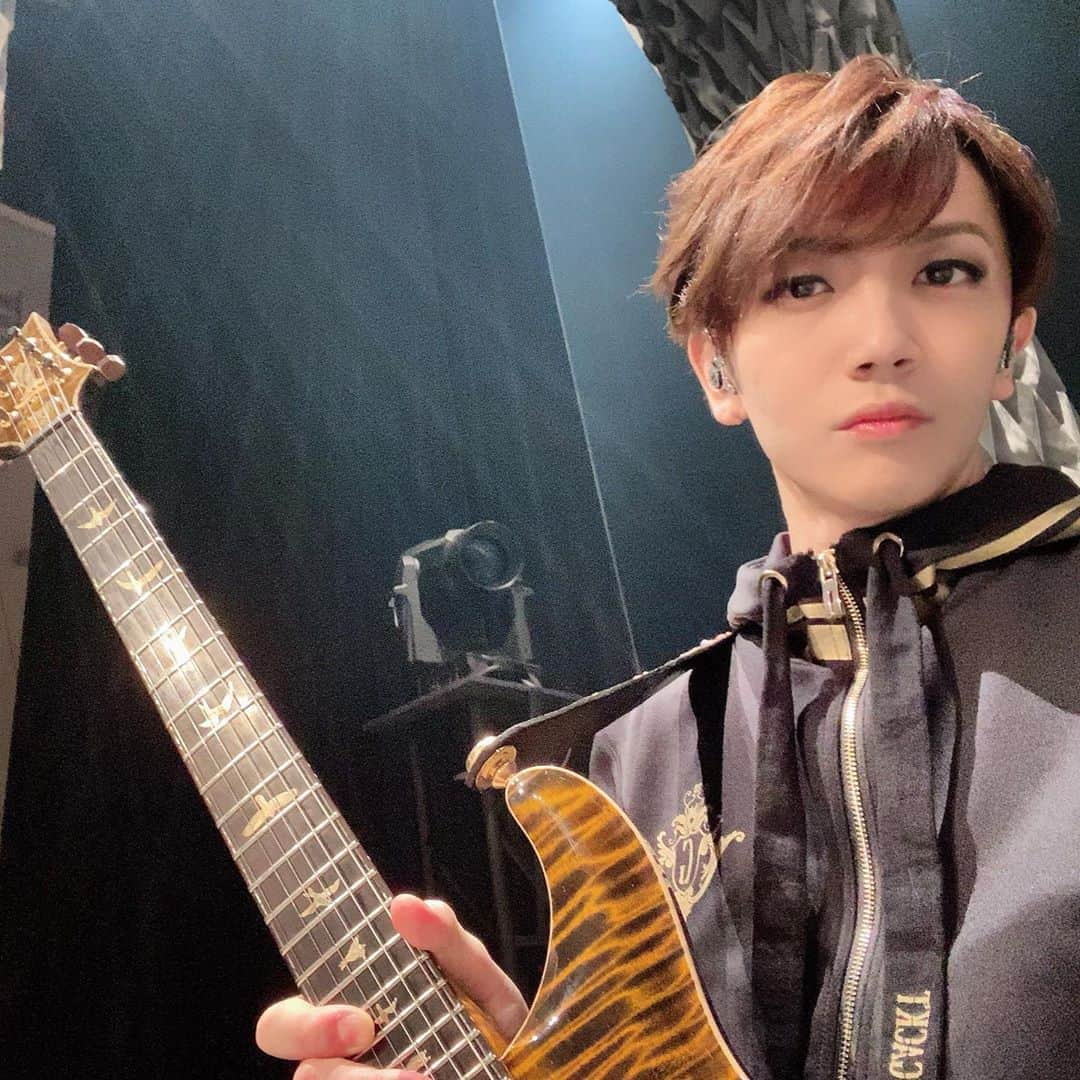 鮫島巧さんのインスタグラム写真 - (鮫島巧Instagram)「本日より、GACKT KHAOS TOUR初日 IN 大阪グランキューブです！﻿ ﻿ いまは開演直前の時間を使って、これを書いてます。﻿ ﻿ 今回のツアーは、大半のメンバーが新しいメンバーです。﻿ ﻿ 兄さんのツアーを楽しみにしてくれているファンの皆様に、GACKT兄のステージのクオリティはやっぱり凄さまじいと感じてもらえるように、必死でこの２ヶ月ほど取り組んで来ました。﻿ ﻿ オーディションで選んだ新バンドメンバーに関しては、11月から週４で続いた過去最長をリハを経てステージへ。メンバーの音の仕上がりはかなり良いものに出来たと自負があります。﻿ ﻿ 僕は今回、プレイヤー、兼メンバーの教育係、兼総合プロデューサーである兄さんのプロデューサー補として裏方部分も担わせてもらってます。 ﻿ 正直、今回プレイヤーで参加するとは全く思ってなかったのですが、かなりサプライズなタイミングで兄さんから「お前今回ギターな」と重要なポジションを命じてもらいました。﻿ ﻿ 偉大なる大先輩たちがずっと担ってきたポジションなので、自分に務まるのかプレッシャーも凄いのですが、その神聖なポジションを汚すことのないように自分なりに精一杯のステージングをしたいと思います。﻿ ﻿ 来てくれる皆様、思いっきり楽しみましょう！♪( ´▽｀) ﻿ TAKUMI﻿ ﻿ #takumisamejima﻿ #gackt﻿ #khaostour﻿ #2020﻿ #live﻿ #osaka﻿ #grandcube」1月11日 18時34分 - takumisamejima