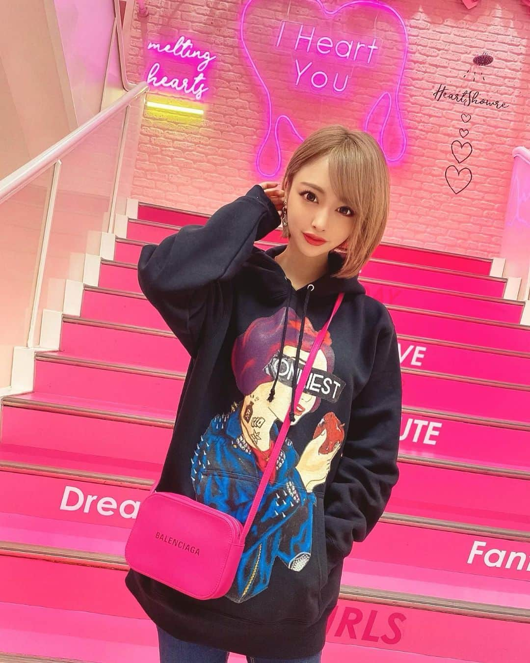 サキ吉さんのインスタグラム写真 - (サキ吉Instagram)「今日はBLACK×PINKコーデ💋 ． 個性的な @onliest2019 のパーカーに BALENCIAGAのミニショルダーを合わせたよ💞 ． #ootd #onliest #パーカーコーデ #パーカー女子 #BALENCIAGA」1月11日 18時35分 - sakikichi1201