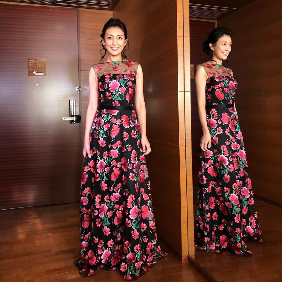 田中美里のインスタグラム：「TADASHI SHOJIのドレス。  ロングも素敵です。  こちらは東京国際映画祭の時に ギリギリまで迷ったドレス。  @tadashishoji_japan  #タダシショージ  #大好き #dress #ロングも綺麗 #形が違うとまた雰囲気が違いますね」