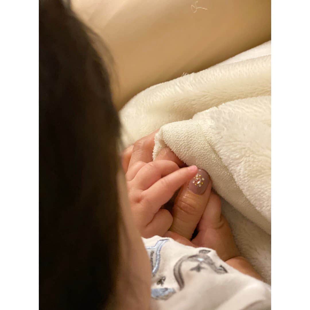 のインスタグラム：「さっそくすぐに気付いてくれた😘  #mama #mother #model #kids #family #baby #nail #tokyo #japan」
