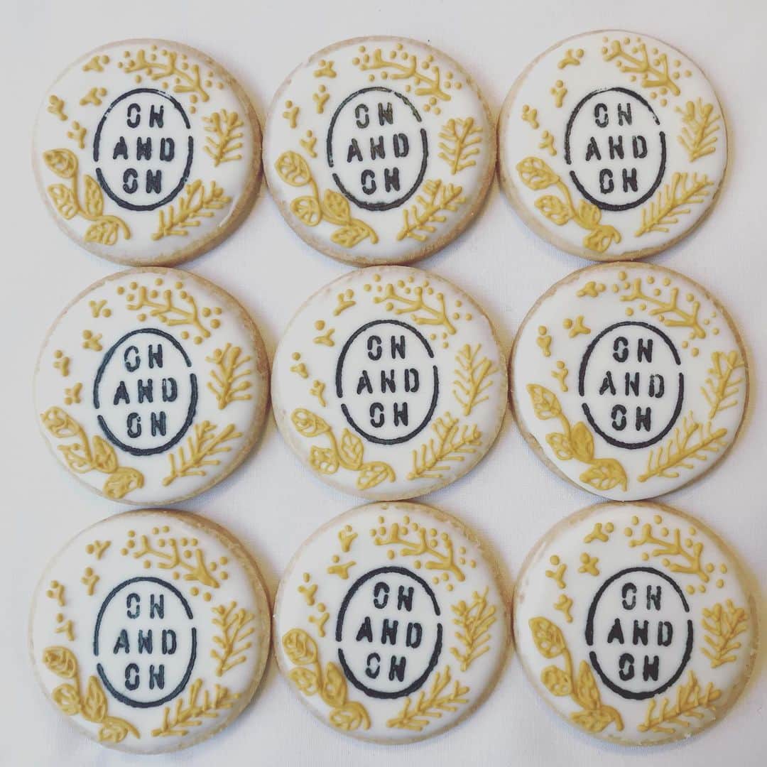 おやつ屋ハイジさんのインスタグラム写真 - (おやつ屋ハイジInstagram)「年末の仕事振り返り。 @onandon2015 の4周年クッキーとお土産のどんぐりクッキーを。 4周年クッキーは4種の植物を書きました☺️ @onandon2015 いつもありがとうー！4周年おめでとう！」1月11日 18時40分 - oyatsuya