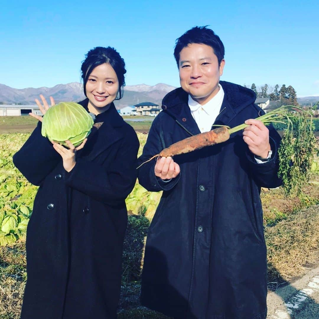 栗原心平さんのインスタグラム写真 - (栗原心平Instagram)「昨日から今日までの気仙沼〜郡山ロケで「東北6県食材探訪の旅」完結いたしました。いろいろな方と出会い、美味しく且つ希少な食材を知ることが出来、大変勉強になるお仕事でした！ そして北原里英さんとも苦労(寒さ)を分かち合い、楽しい思い出に残るロケとなりました。今日当日のみ柏原歩さんも参加し最終的に6県の食材を使って料理学校で料理をして生徒さんに振る舞うという恐ろしい企画も乗り越えて今新幹線ですww疲れたけど本当に楽しかった…各局関係者の皆さま、並びに生産者や漁師の皆さん大変お世話になりました。ありがとうございました😊 テレビユー福島で2/23(日)14:00〜15:24放送です！ #心平ちゃん・きたりえが行く！目指せ！東北究極グルメご当地食材探訪！ #栗原心平 #気仙沼 #郡山 #宮城県 #福島県 #shimpeikurihara #もうかの星  #御前人参 #冬甘菜 #鹿角牛 #ひめます #じんごえもんいも #甚五右衛門芋 #しぼり大根 #松舘しぼり大根 #麹屋もとみや #味噌 #八幡平マッシュルーム」1月11日 18時52分 - shimpei_kurihara