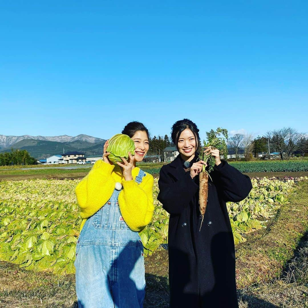 栗原心平さんのインスタグラム写真 - (栗原心平Instagram)「昨日から今日までの気仙沼〜郡山ロケで「東北6県食材探訪の旅」完結いたしました。いろいろな方と出会い、美味しく且つ希少な食材を知ることが出来、大変勉強になるお仕事でした！ そして北原里英さんとも苦労(寒さ)を分かち合い、楽しい思い出に残るロケとなりました。今日当日のみ柏原歩さんも参加し最終的に6県の食材を使って料理学校で料理をして生徒さんに振る舞うという恐ろしい企画も乗り越えて今新幹線ですww疲れたけど本当に楽しかった…各局関係者の皆さま、並びに生産者や漁師の皆さん大変お世話になりました。ありがとうございました😊 テレビユー福島で2/23(日)14:00〜15:24放送です！ #心平ちゃん・きたりえが行く！目指せ！東北究極グルメご当地食材探訪！ #栗原心平 #気仙沼 #郡山 #宮城県 #福島県 #shimpeikurihara #もうかの星  #御前人参 #冬甘菜 #鹿角牛 #ひめます #じんごえもんいも #甚五右衛門芋 #しぼり大根 #松舘しぼり大根 #麹屋もとみや #味噌 #八幡平マッシュルーム」1月11日 18時52分 - shimpei_kurihara