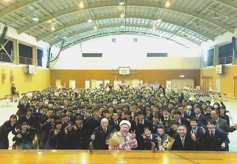 HIPPYのインスタグラム：「尾道市！因北中学校！立志式！ 学校全体のグルーブ感！伝統の団結力に痺れた！ すごい学校や！関わってるみんなのパワーと愛もすんごい  めちゃんこ楽しかった！  廣中さんとの再会に 生まれ育った故郷に 何よりのこのご縁に  感謝！ありがとうね  焦らんでええんよ歩きんさい もう泣かんでええんよ笑いんさい なんかあったらすぐに話しんちゃい どしたんね 頼りんさい ほらこっちに来んちゃい  因北中学校のみんな！先生方！来賓の方！保護者！地域の方 聴きに来てくださったみんなで肩組み歌いあったこの瞬間が くじけそうになった時の心の支えになりますように  また逢おうぜぃ！そして この出会いがお互いの誇りになるように お互い頑張ろうな  因北中に捧げる応援歌 また歌いにいくよ  #因北中学校  #立志式  #おめでとう #君に捧げる応援歌」