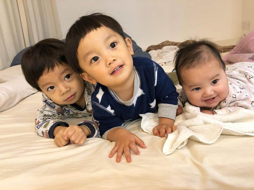 橋田昌実のインスタグラム：「うつぶせ記念日🥰❤︎﻿ ﻿ ﻿ #三兄弟」