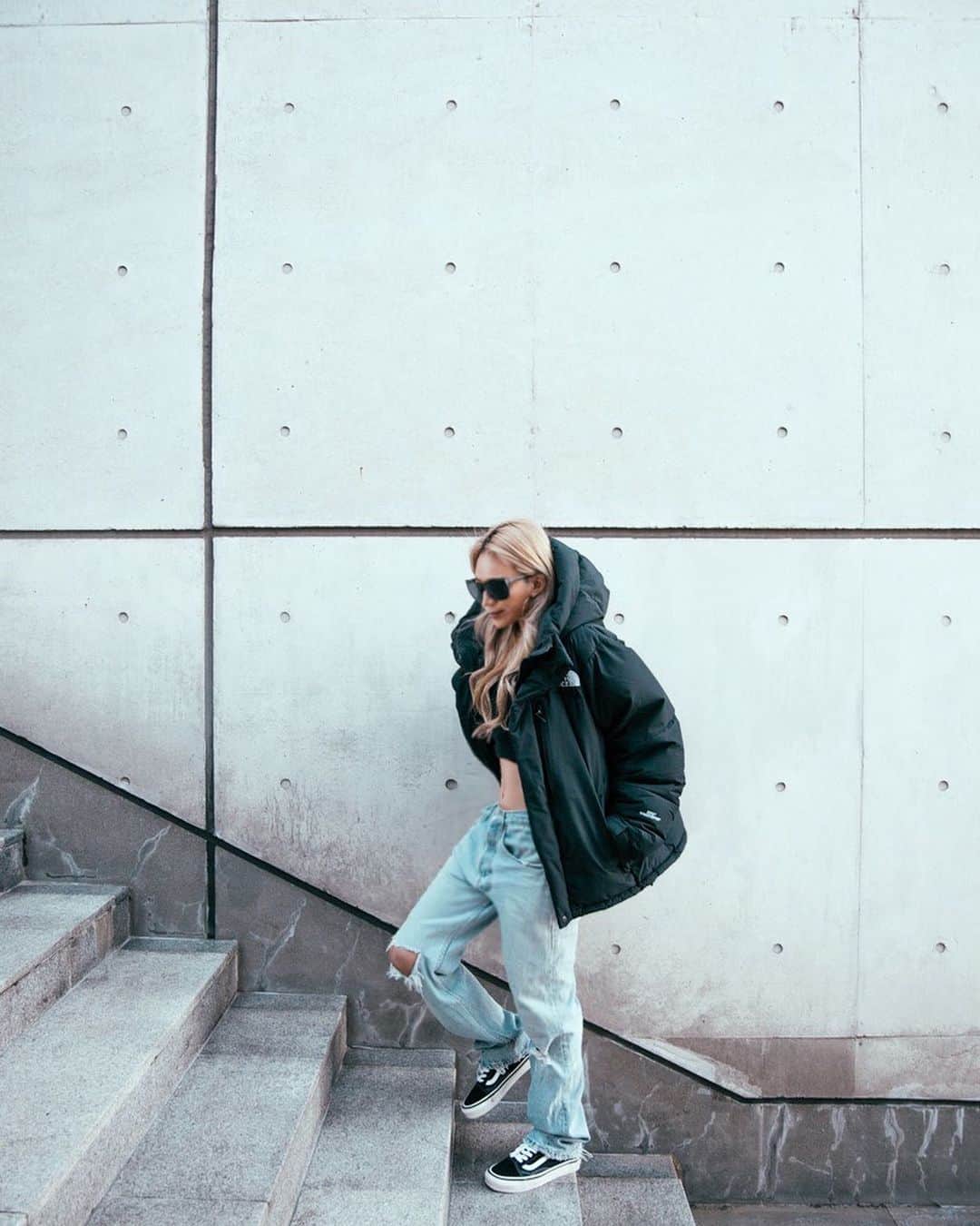 MARISのインスタグラム：「@thenorthface season 🖤 Can’t wait to go snowboarding after so many years ❄️ ・ OOTD  Jacket: @thenorthface  Jeans: Levis 501 @levis.vintage.clothing Kicks: vans  ノースフェイスのシーズンだね🖤 寒い時はバルトロが好き！ ・ みんな3連休は何するのかな〜？😚 楽しんでねー😆✌🏾 #fashion #ootd #style #mystyle #street #thenorthface」