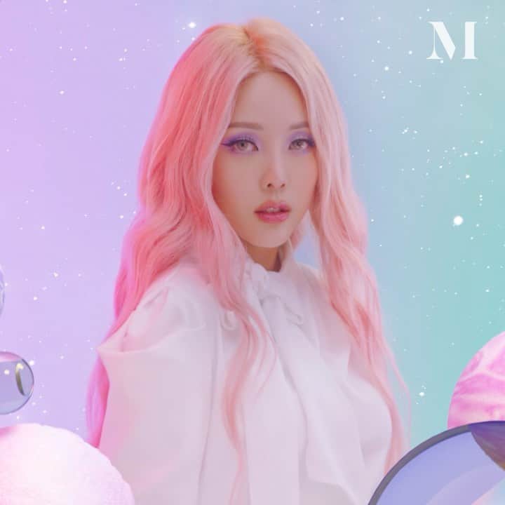 ポニーのインスタグラム：「#유료광고 . My latest makeup obsession,  the @morphebrushes 35 Icy ❄ Fantasy Palette.  Morphe created this Icy Vortex that includes matte, shimmer, iridescent shades, plus a touch of Pony🦄. I had so much fun partnering with #Morphe on this cool campaign and I can’t wait to share more with you soon. Check out @morphebrushes and @mybitti for a closer look! 🧊❄✨ . 몰피의 35 아이스 판타지 아이 팔레트가 곧 출시됩니다!🧊🦄 몰피에서 만든 이 팔레트는 매트, 쉬머, 그리고 몽환적인 쉐이드로 구성이 되어있는데 제가 이 팔레트를 소개할 수 있게 되어 너무 기뻐요!  이번에 몰피와 함께 작업하게 되어 너무 즐거웠어요!✨ 팔레트에 관한 더 많은 정보는  @morphebrushes  @mybitti 에서 확인하세요!💜 . . #35IPalette #bitti #bittimorphe .」