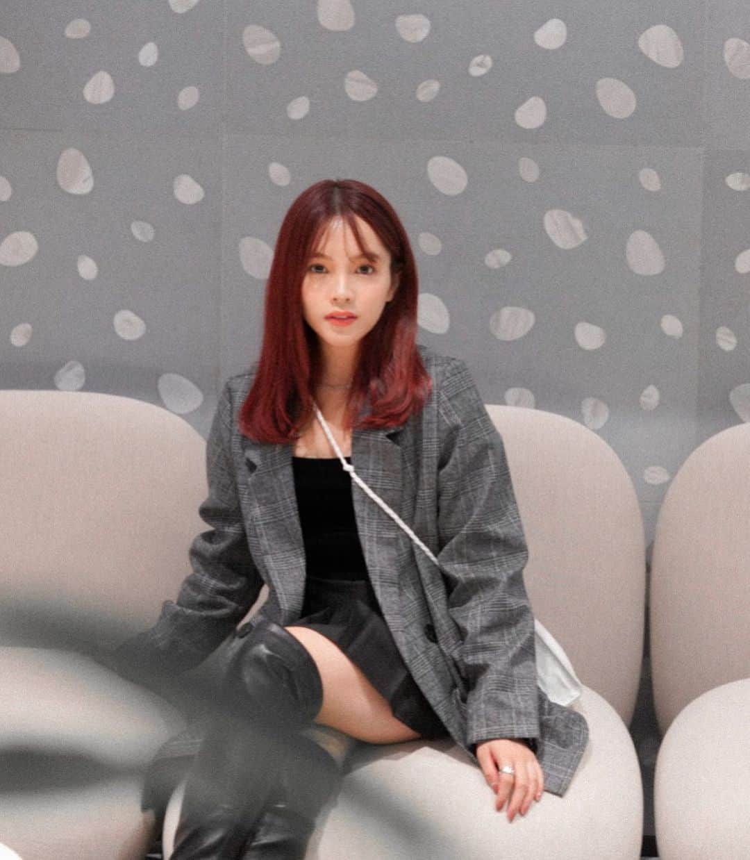 Lilmeのインスタグラム：「My favorite red hair🍒🍉🍓﻿ 当分はこの髪色✌︎」