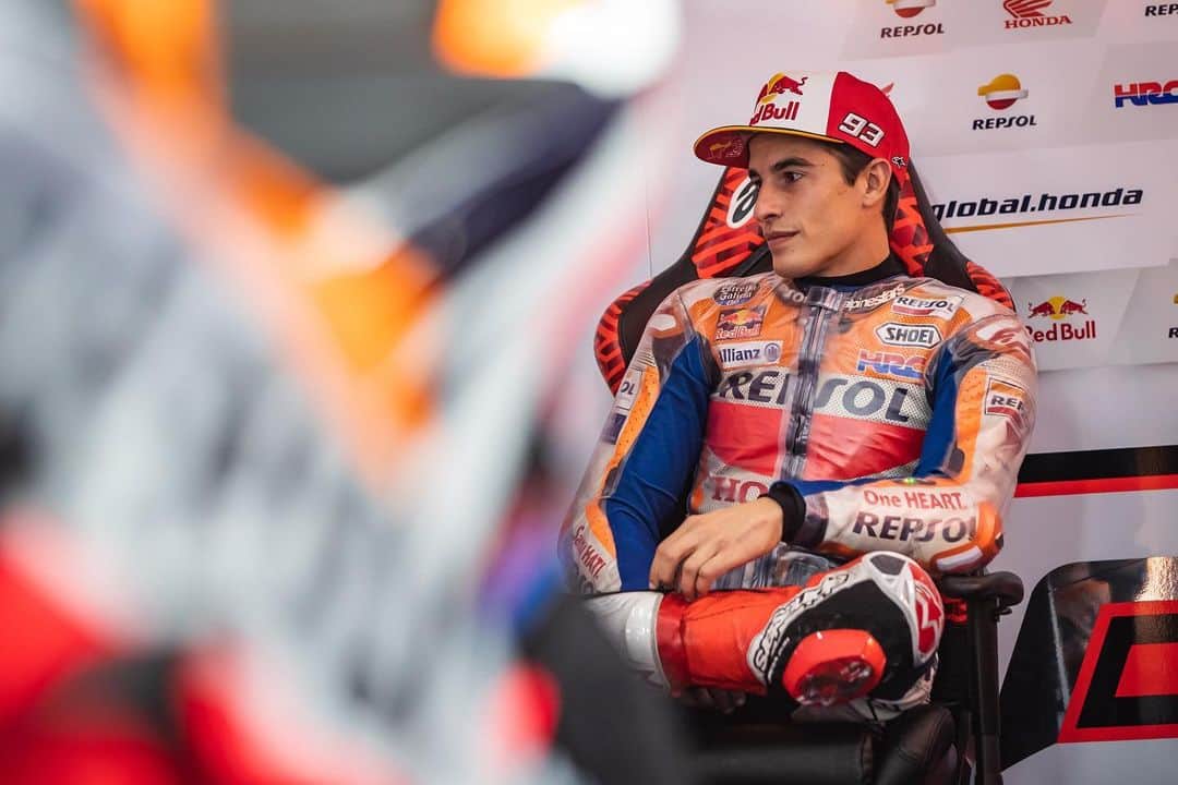 レプソル・ホンダのインスタグラム：「Just here. Waiting for the #SepangTest...」